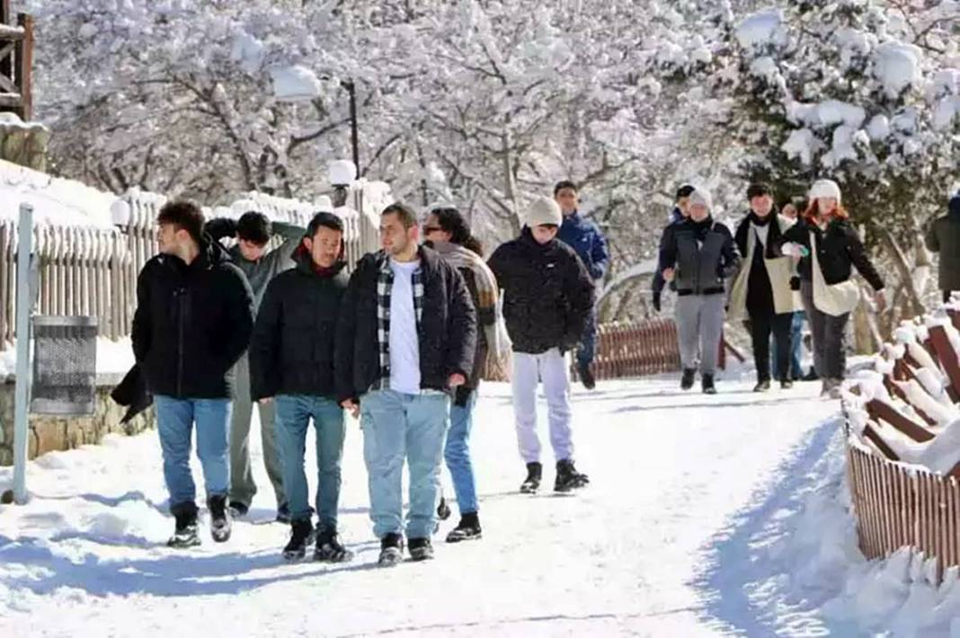 Kar yağdı, herkes oraya akın etti! Büyüleyici manzaraya şahitlik ettiler 1